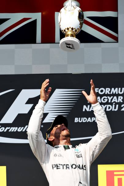Hamilton lancia il trofeo dell&#39;Hungaroring
